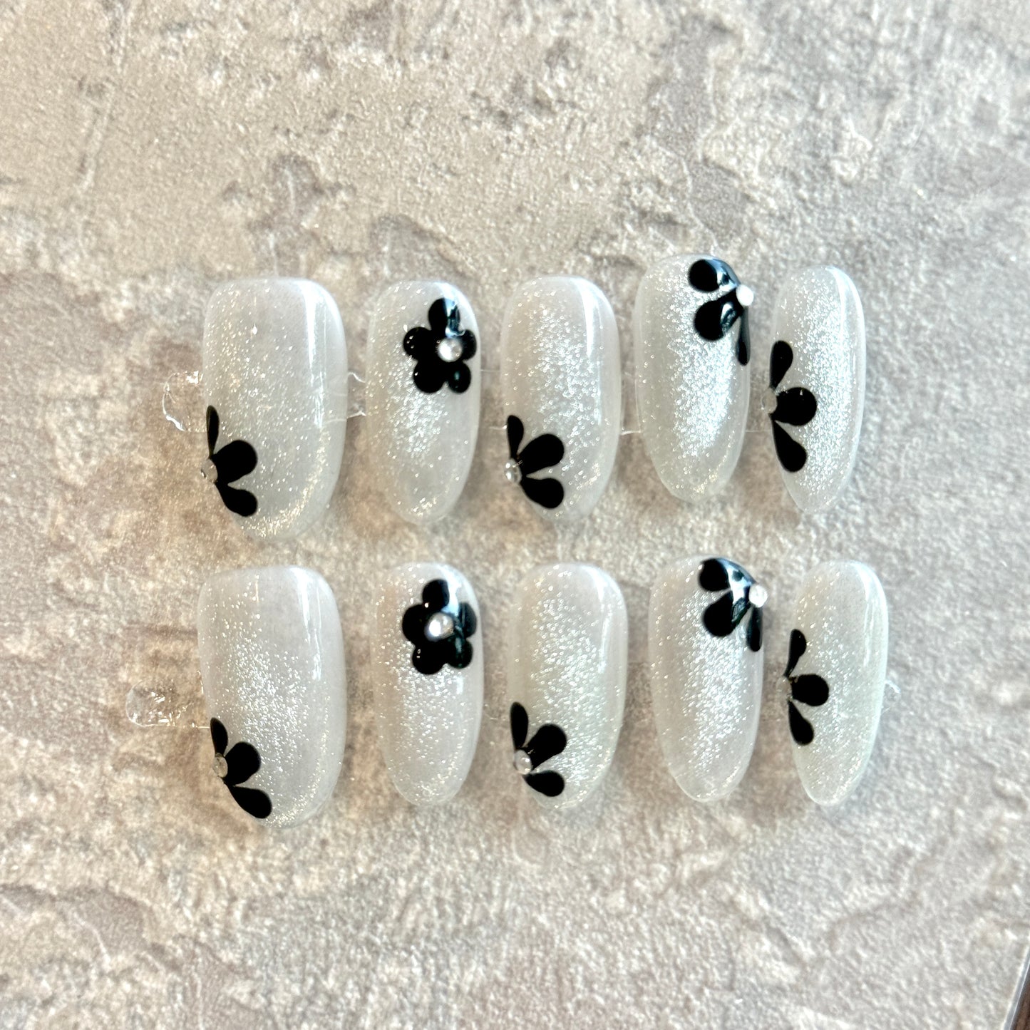 Noir Daisy – Silver Glitter Press-On Nails with Black Floral Design