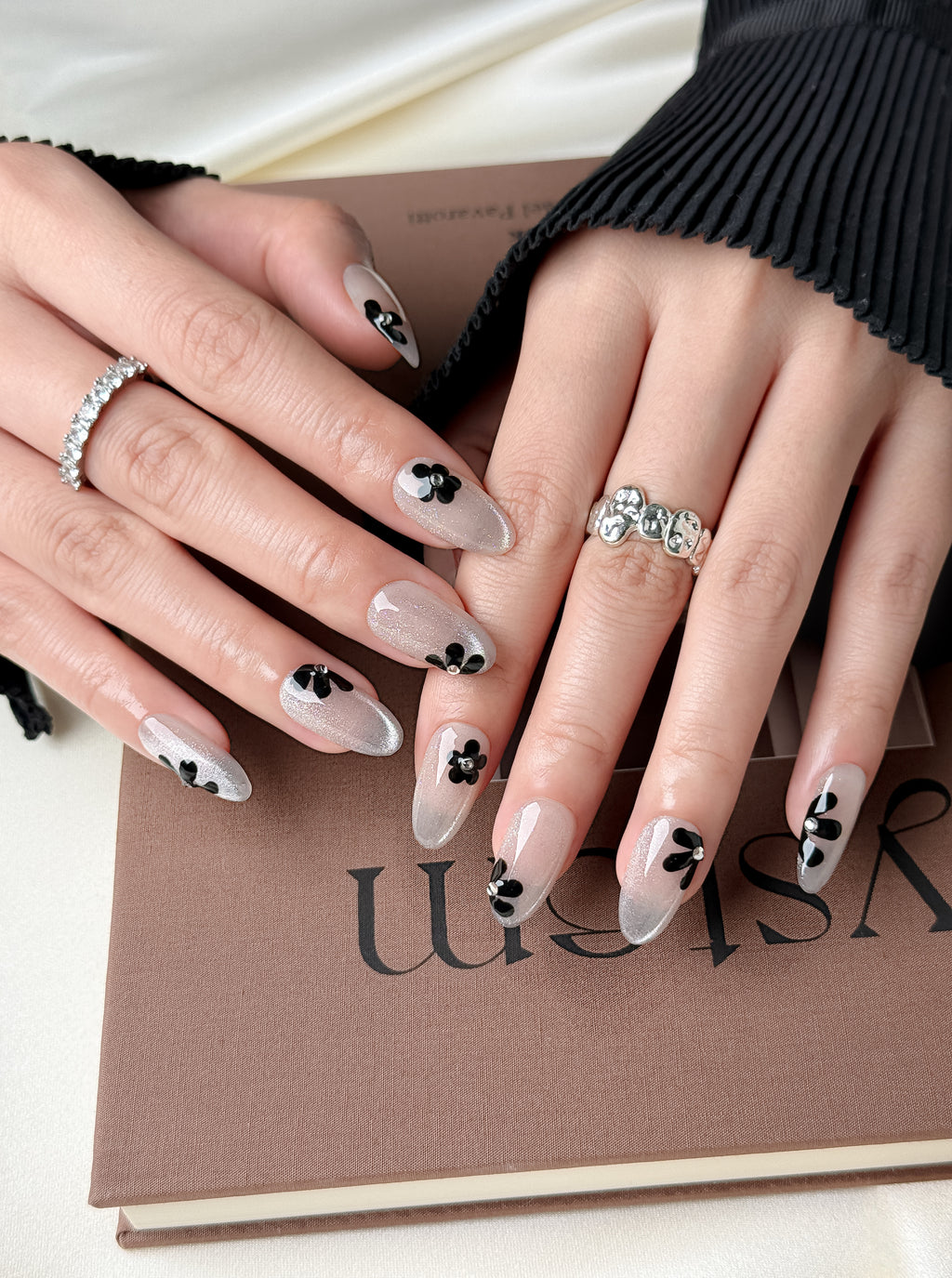 Silver Noir Bloom Medium Almond Grey Press-On Nails