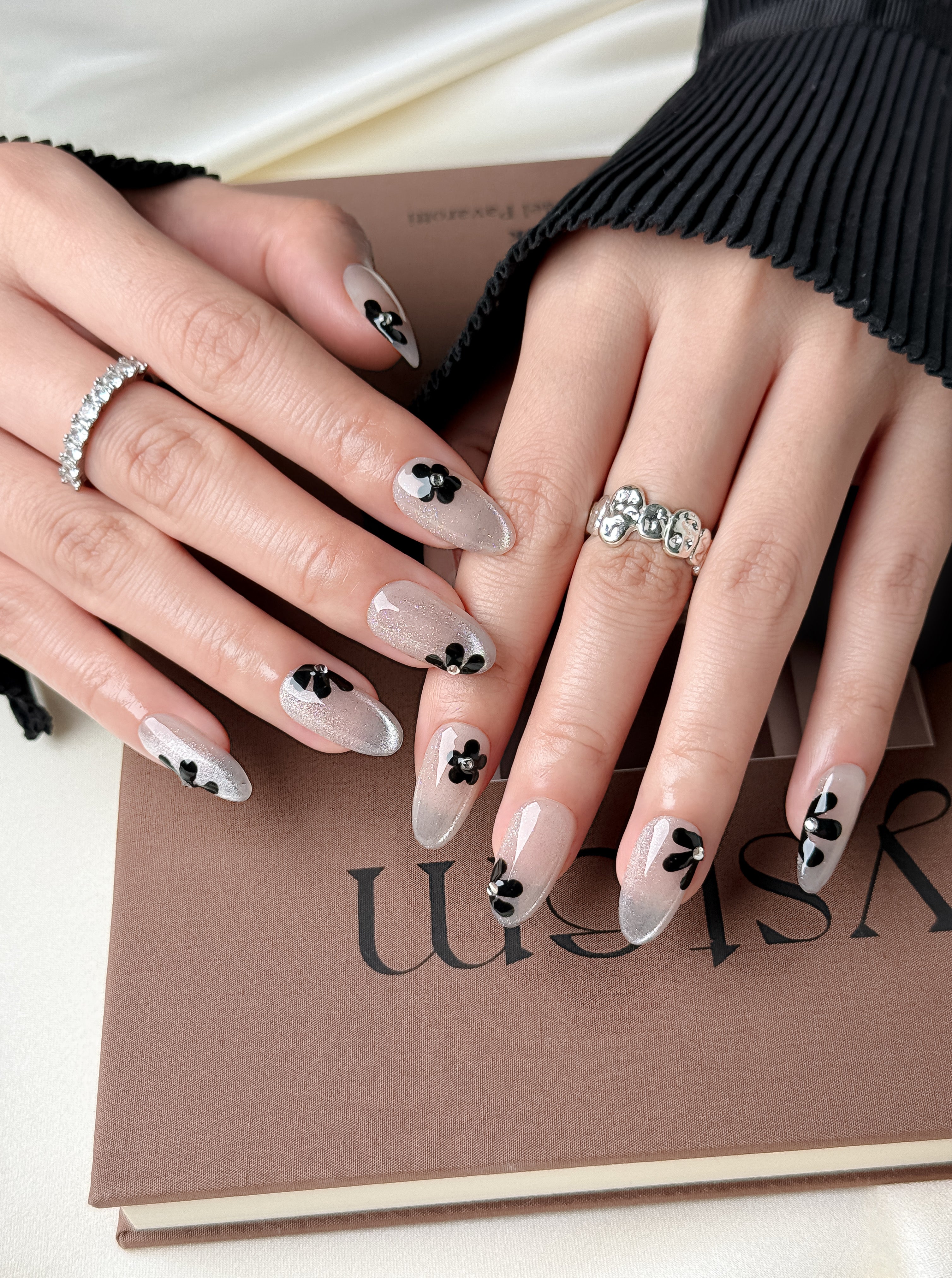 Silver Noir Bloom Medium Almond Grey Press-On Nails