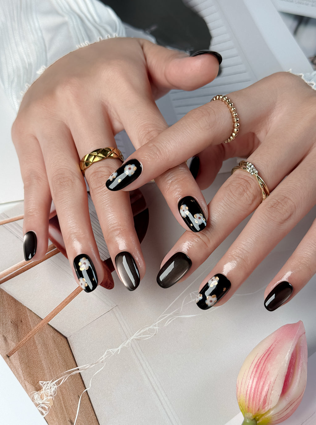 Noir Daisy Short Oval Press-On Nails – Black Floral Handmade Nails