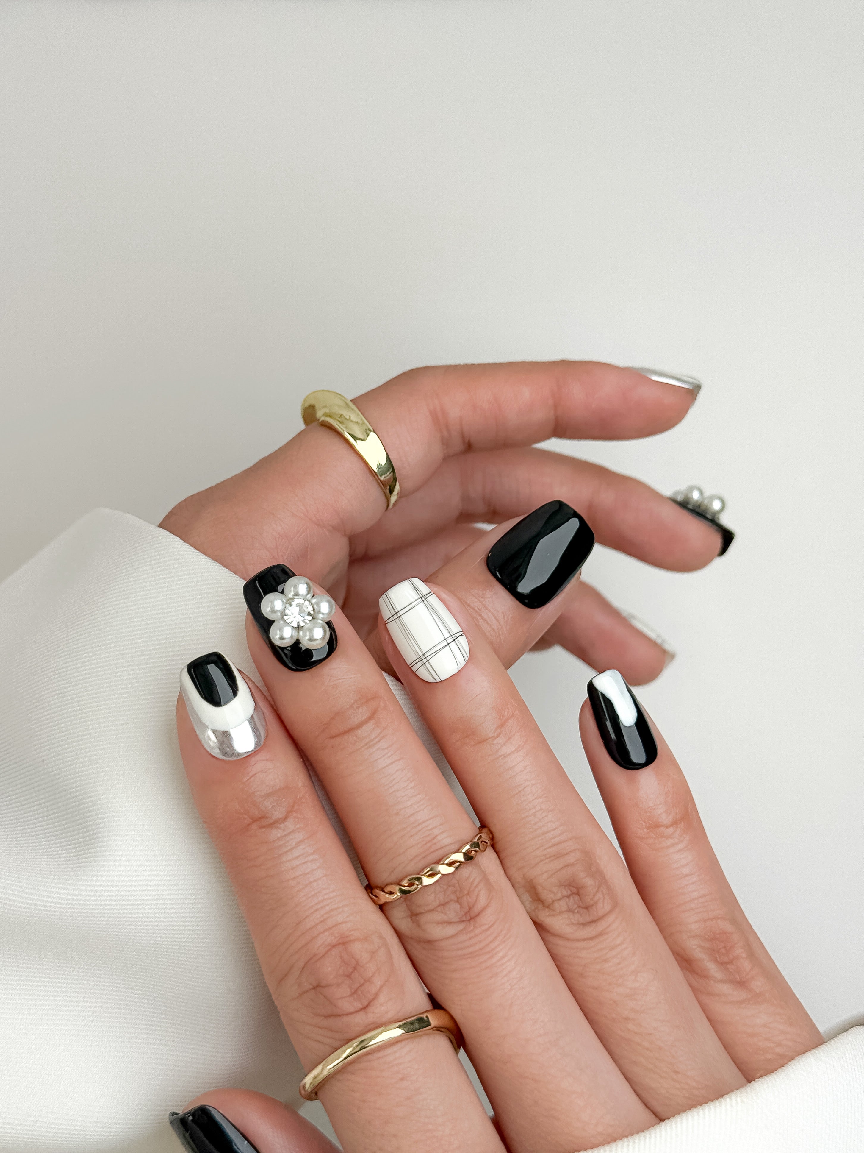 Pearl Noir Afterhours Short Square Black Press-On Nails