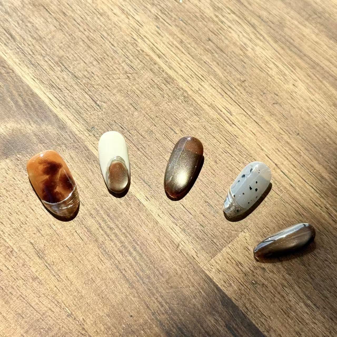 Amber Stone Elegance – Oval Press-On Nails with Brown Marble, Grey Ink & Silver Accents