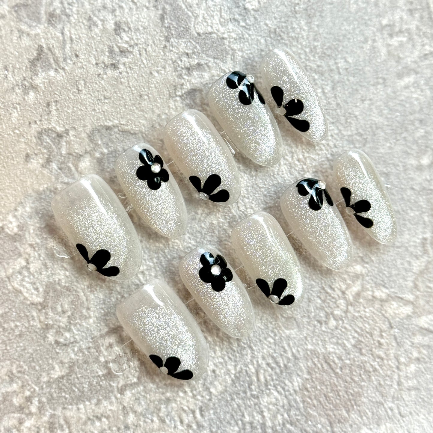 Noir Daisy – Silver Glitter Press-On Nails with Black Floral Design