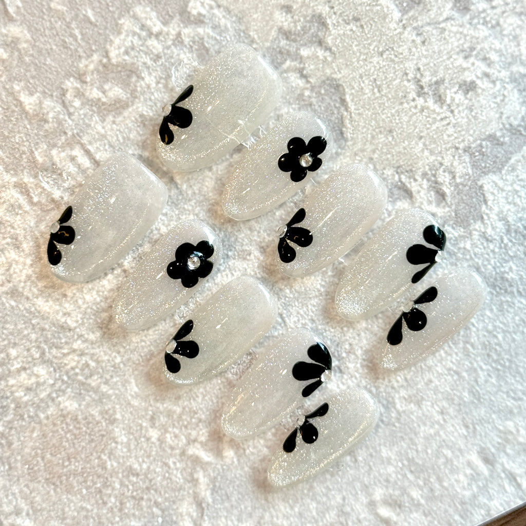 Noir Daisy – Silver Glitter Press-On Nails with Black Floral Design