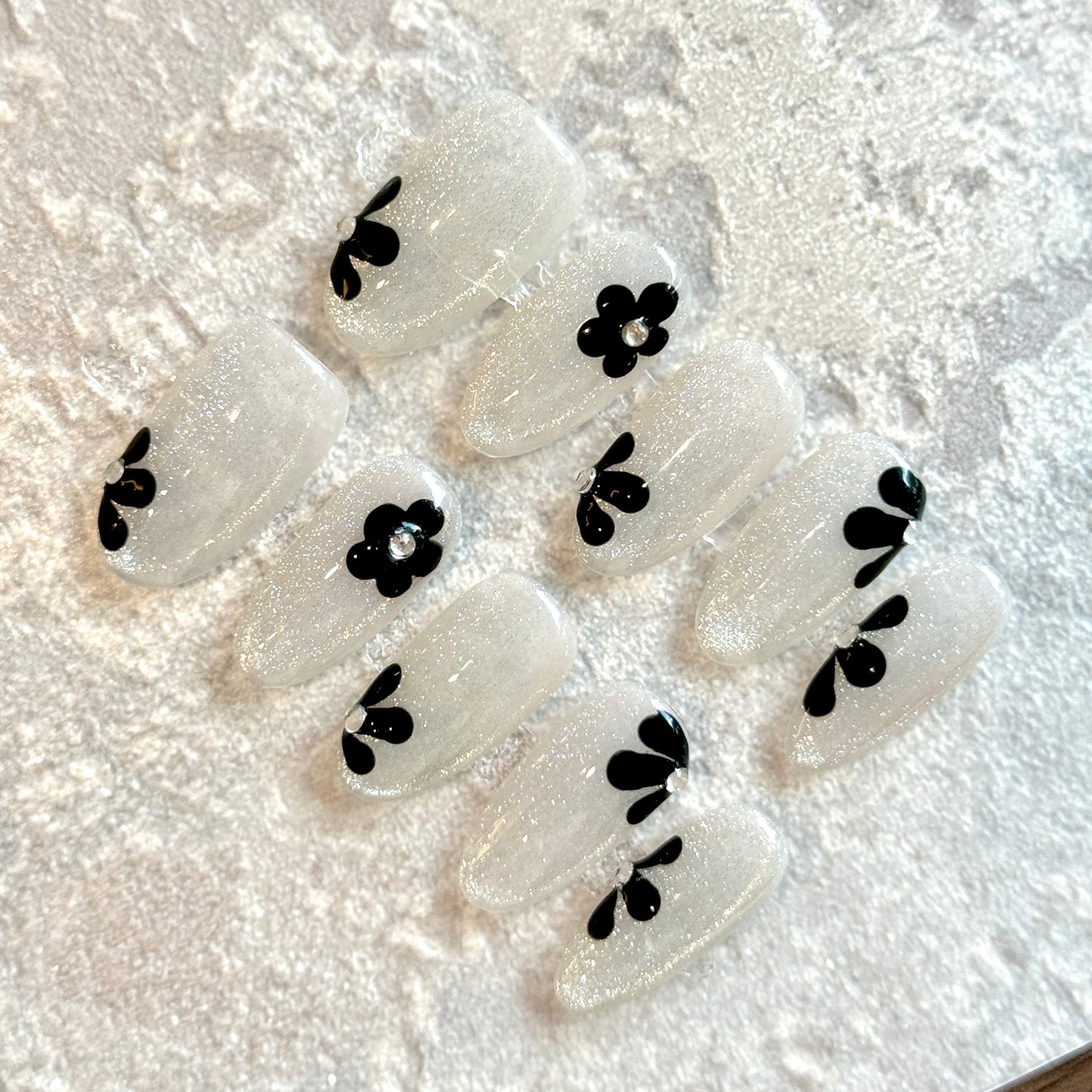 Noir Daisy – Silver Glitter Press-On Nails with Black Floral Design