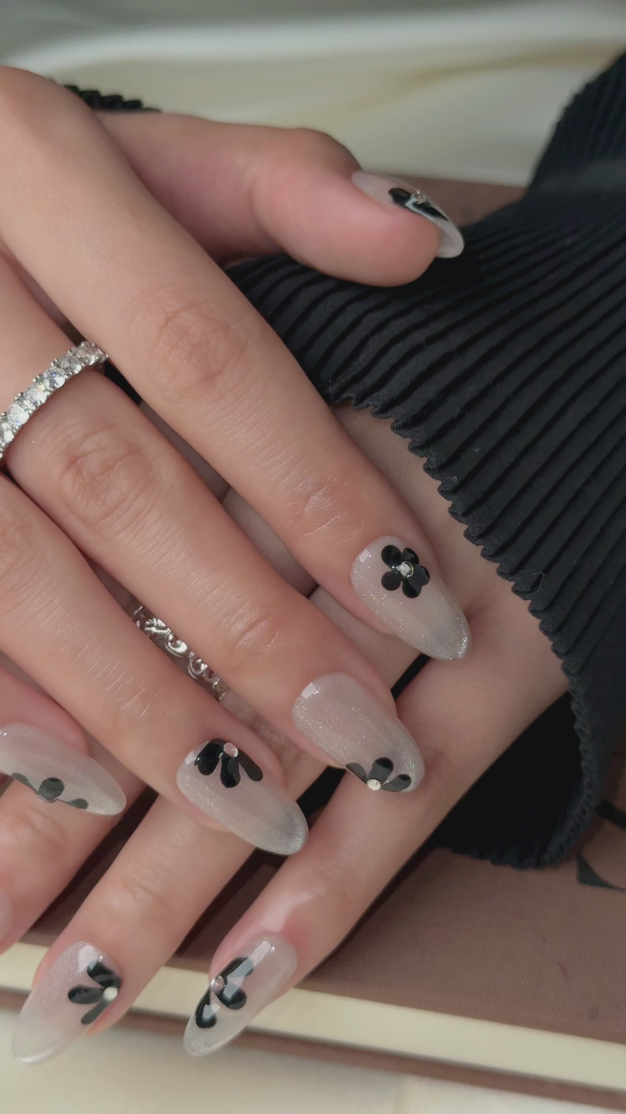 Silver Noir Bloom Medium Almond Grey Press-On Nails